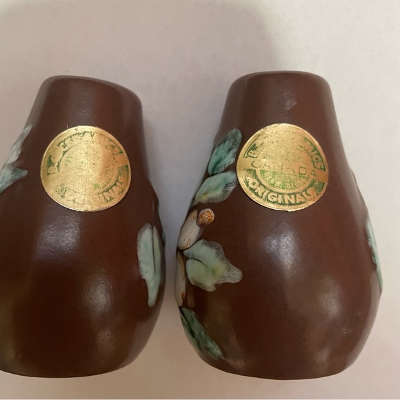 Vintage ceramic brown salt & pepper shakers floral design made in Canada - Picture 6 of 9